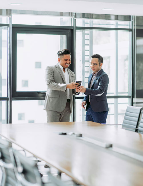 Dirigeant analysant ses tableaux de bord